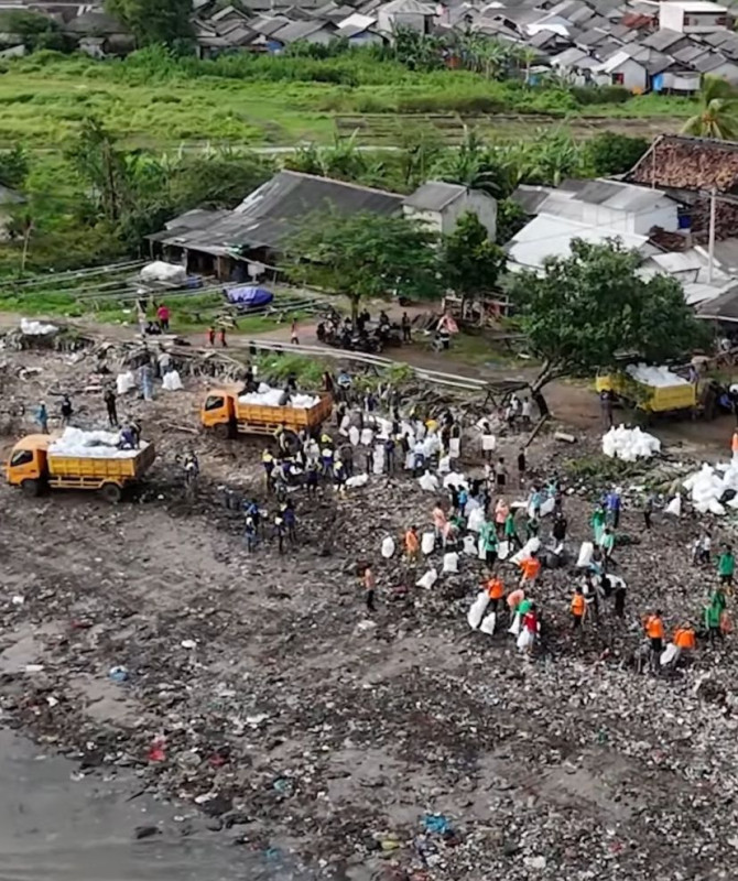 Kembali, DPUPR Provinsi Banten Membersihkan Sampah di Pantai Teluk Labuan