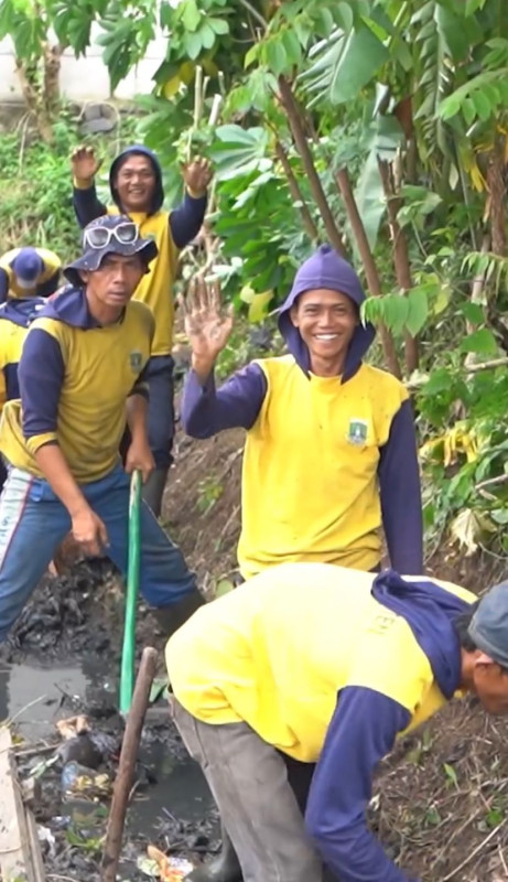 Dinas PUPR Provinsi Banten Bersama Masyarakat Melaksanankan Gotong Royong Membersihkan Saluran di Jalan Ayip Usman, Perumahan Bumi Agung  Permai 1