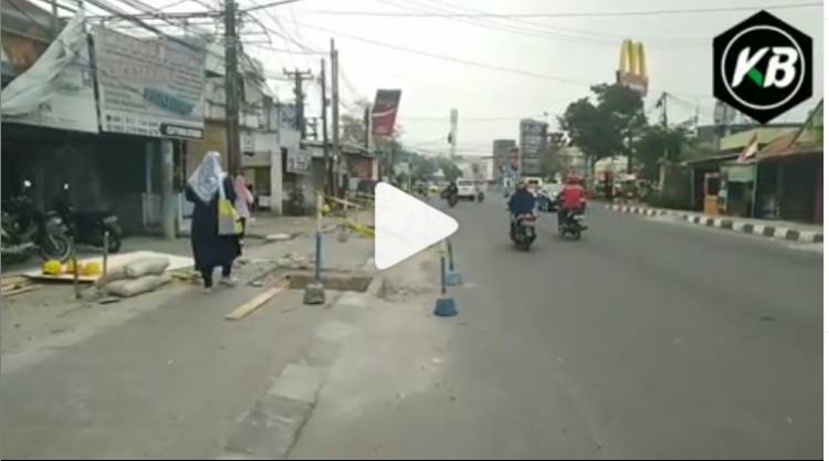 Trotoar Berlubang di Jamaksari Ciceri Diperbaiki
