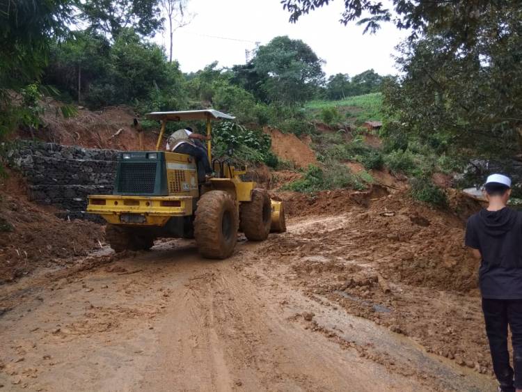Penanganan Bencana Alam Oleh Dinas PUPR Provinsi Banten di Ruas Jalan Cipanas - Warung Banten