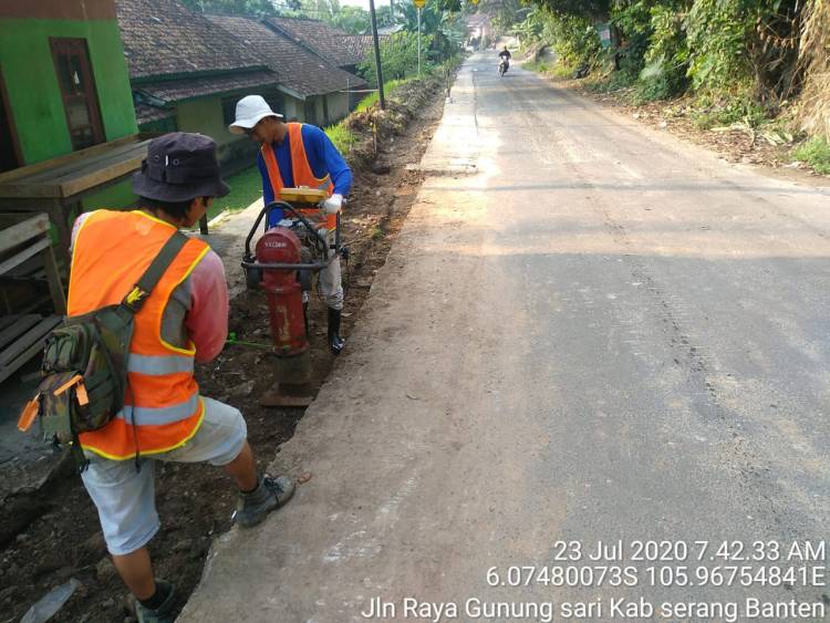 SEMPAT DITUNDA KARENA PANDEMI COVID-19,  PEMBANGUNAN JALAN GUNUNGSARI-MANCAK-ANYER KINI DILANJUT
