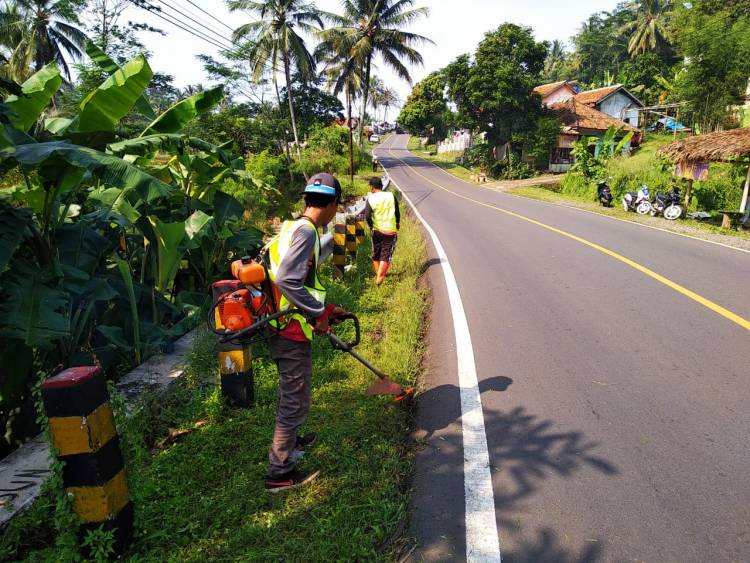 PEMELIHARAAN JALUR UTAMA DAN ALTERNATIF PANDEGLANG-CARITA TETAP BERJALAN MESKIPUN DIMASA PANDEMI COVID-19